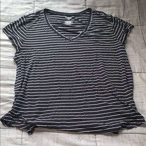 🌿 Classic B&W V-Neck